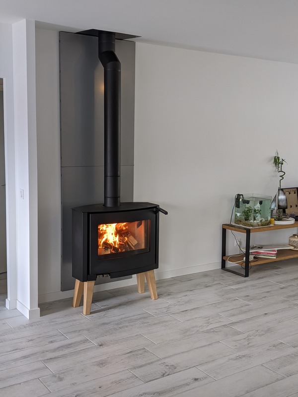 Poêle à bois avec plaques murales grise