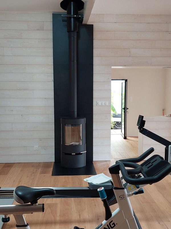 Poêle à bois avec plaques de sol et murales noire