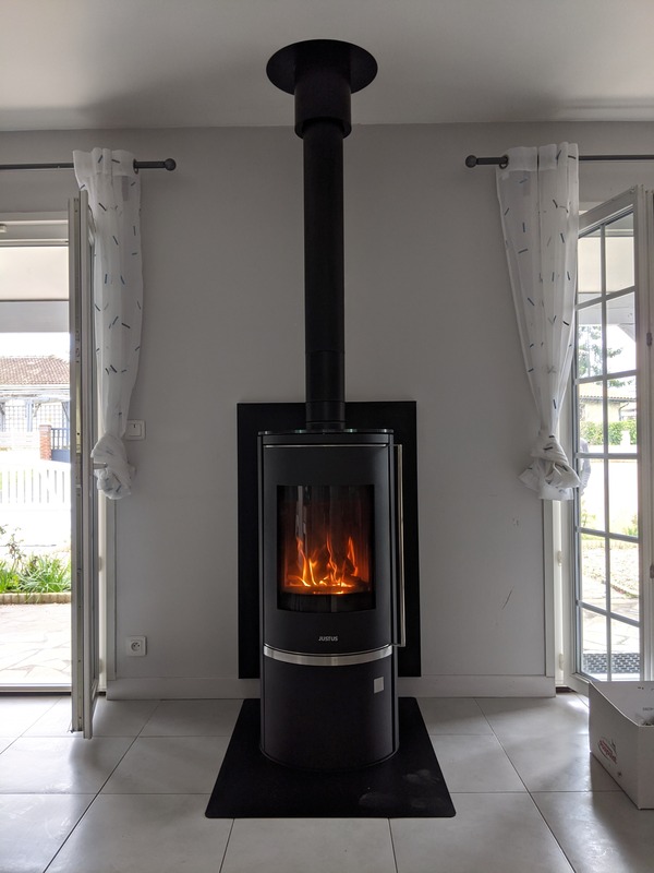 Poêle à bois avec plaques de sol et murales noire