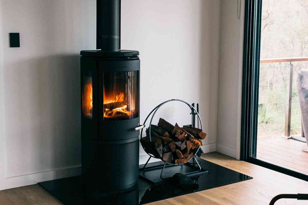 Poêle à bois dans un salon